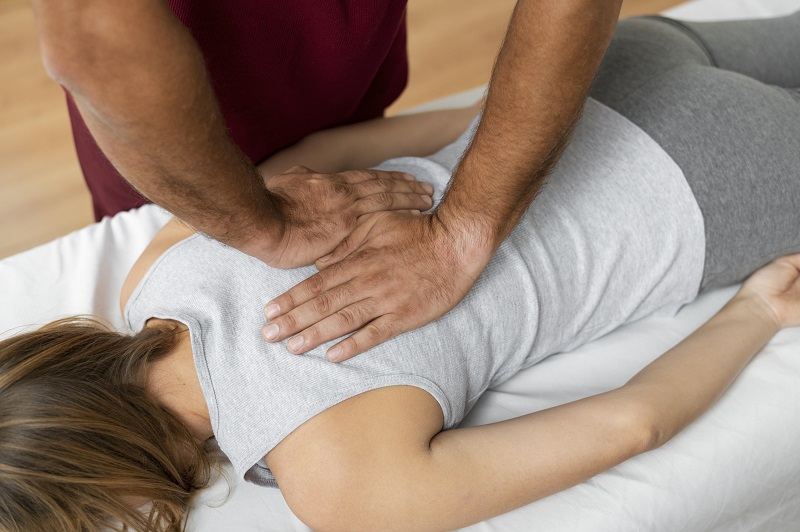 Terapeutisk massage - hjälper människor med ryggsmärta och muskelproblem